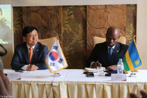 Byungo-Jo (L) and Nsengimana sign the MoU in Kigali yesterday. (Jean Paul Bidende)